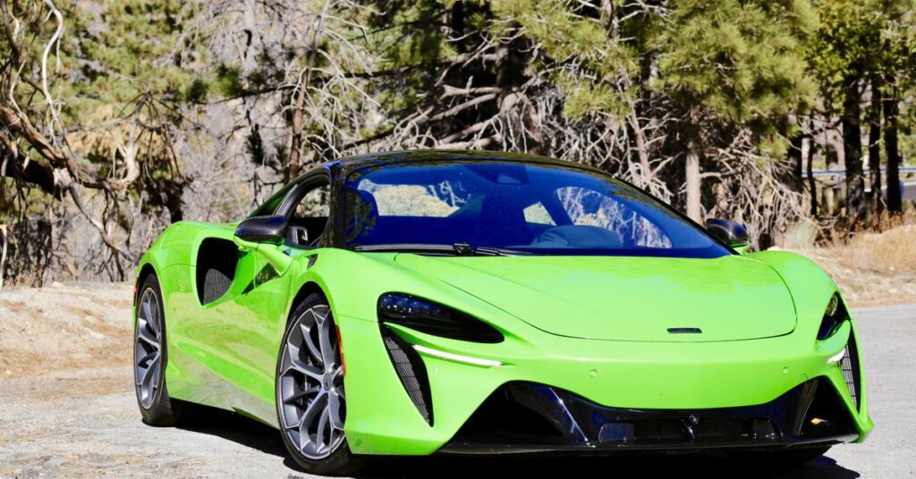 McLaren Artura Review: Plug-In Hybrid Supercar for Affluent Drivers