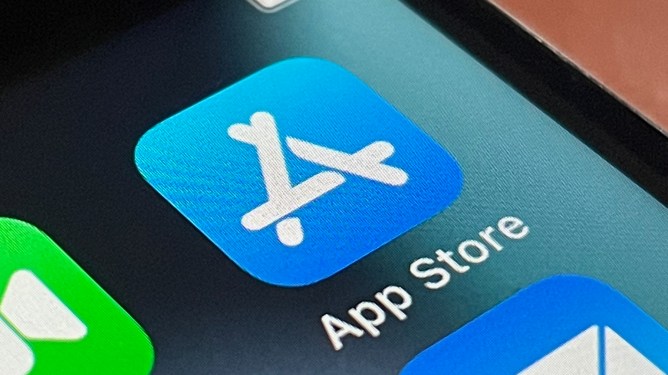 App downloads decline by 2.3% in 2024 while consumer spending reaches $127 billion.